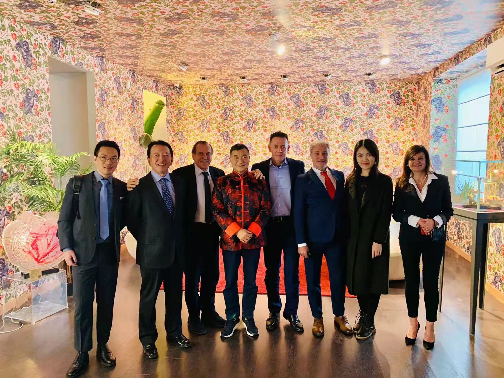 参观米兰客厅.jpg 爱丫爱丫影院